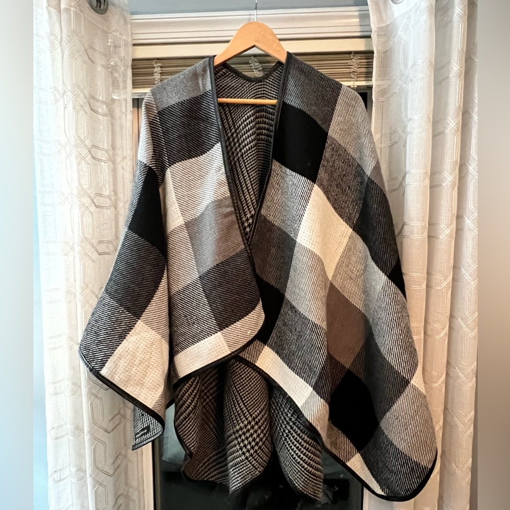 Women’s reversible poncho